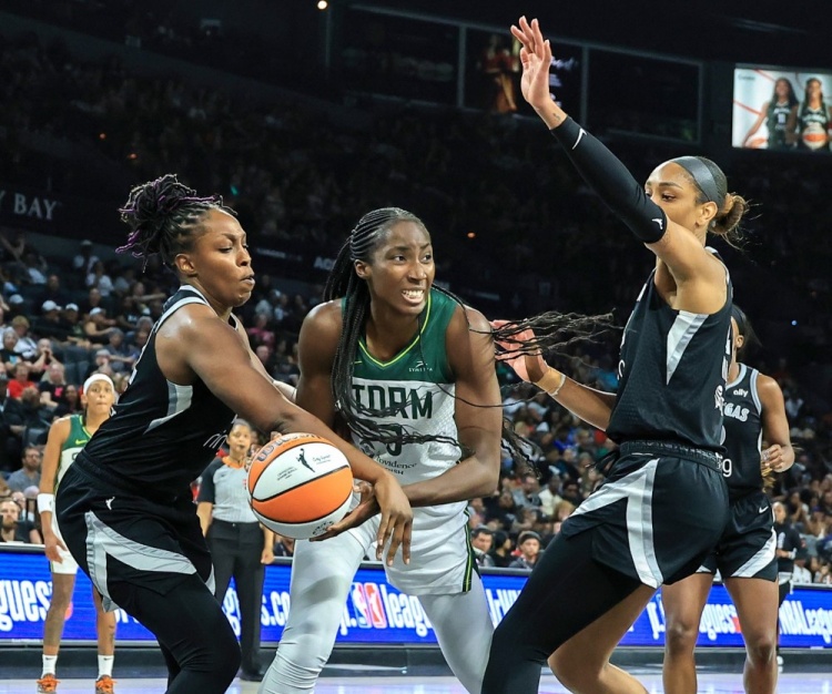 2025赛季美职女篮季后赛首轮回顾：四强逐鹿，激情四溢