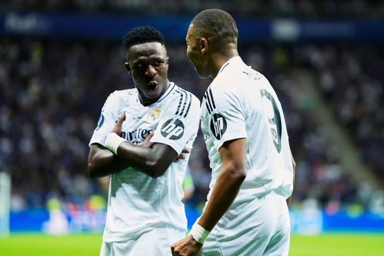 TA：维尼修斯团队以姆巴佩加盟时获签字费为例，要求皇马大幅加薪