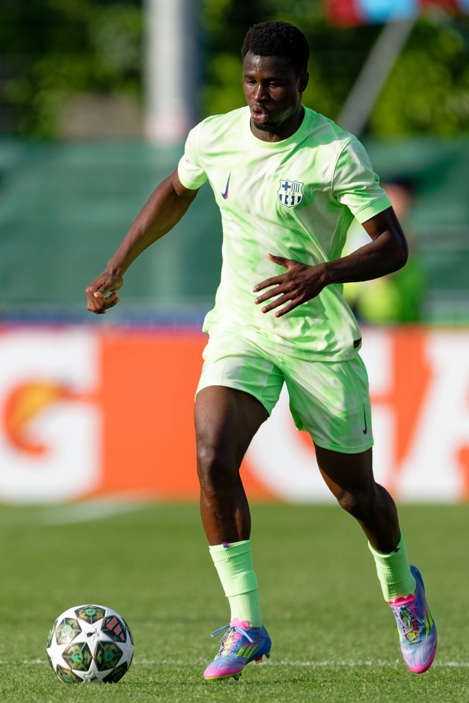 世体：巴萨18岁后卫法雷即将签约至2028年，只等俱乐部官宣