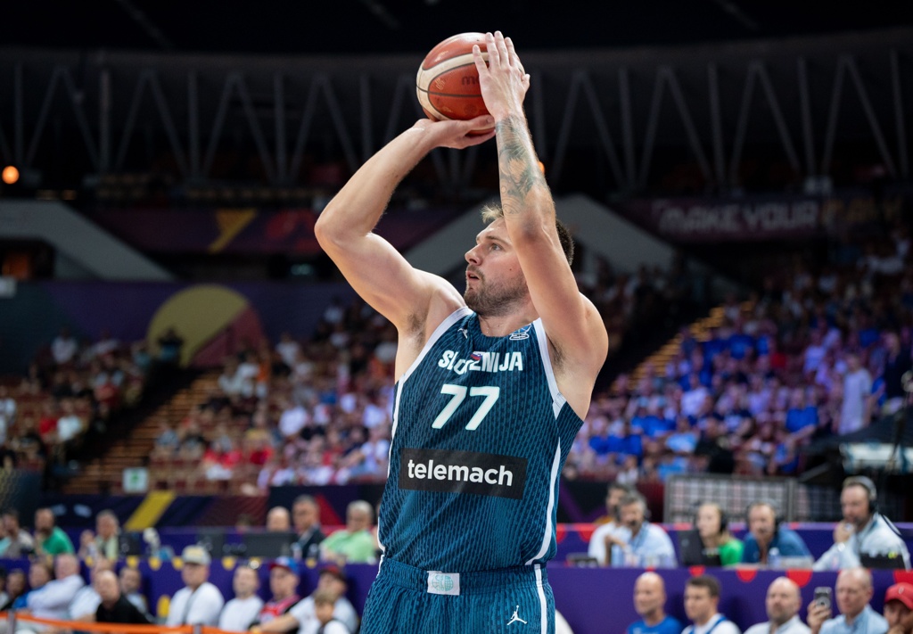 媒体人：以本届斯洛文尼亚配置小组出线已算合格 东契奇天神下凡