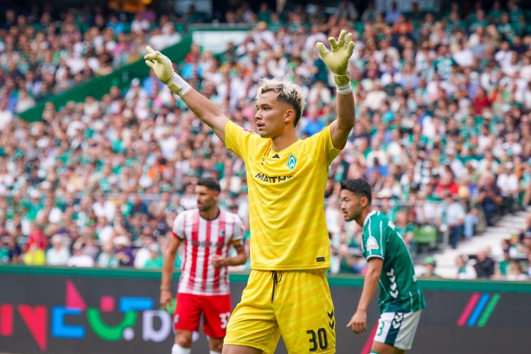 混血归化+1？日本与21岁不莱梅主力门将巴克豪斯谈判，希望归化